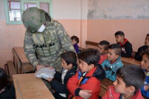 Mehmetçik’ten Resulayn’a şefkat eli