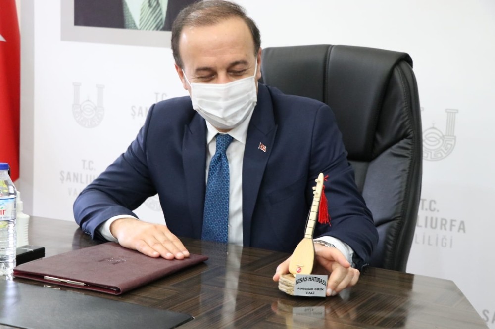 Minik bağlama hediyesi valiyi sevindirdi