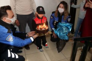 Şanlıurfa’da Ağlayan çocuğa polislerden sürpriz