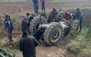 Şanlıurfa’da Devrilen traktörün altında kalmaktan son anda kurtuldu