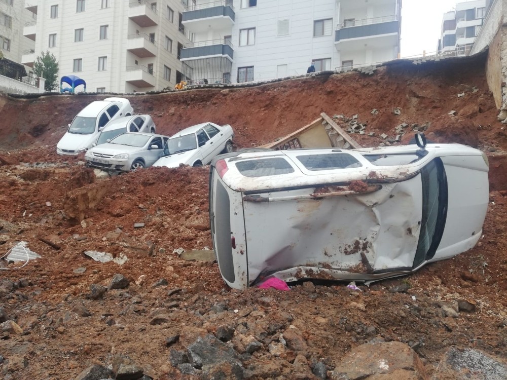 Şanlıurfa’da İstinat duvarı yıkıldı araçlar uçuruma yuvarlandı