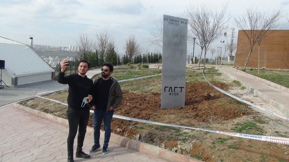Şanlıurfa’da Metal bloku tanıtım için belediyenin parka diktiği ortaya çıktı