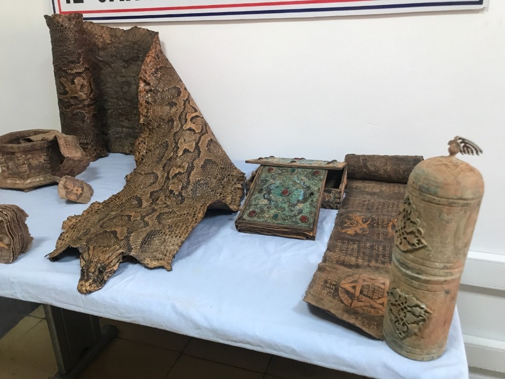 Şanlıurfa’da Ortaçağ’a ait Mısır kökenli işlemeli piton derisi ele geçirildi