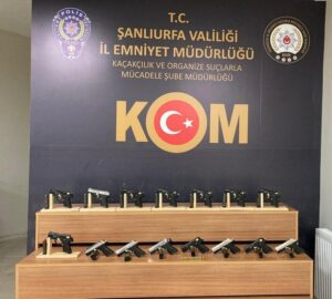 Şanlıurfa’da Salça kovalarında ruhsatsız 15 tabanca ele geçirildi