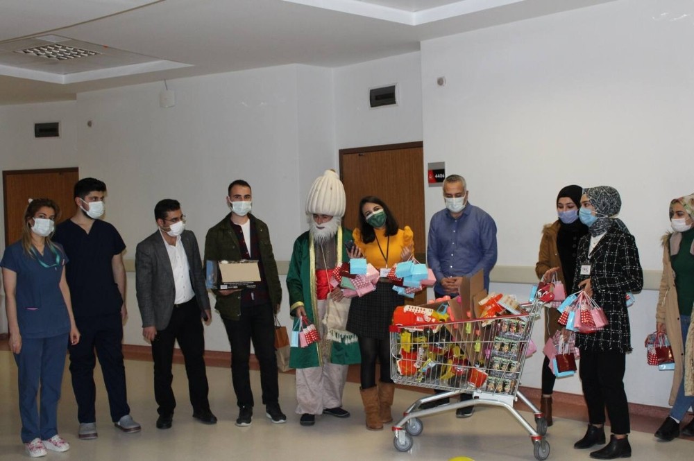 Şanlıurfa’da Salgın döneminde hasta çocuklara moral oldular