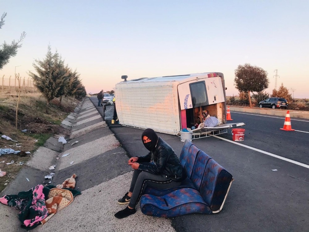 Şanlıurfa’da Tarım işçilerini taşıyan minibüs devrildi: 12 yaralı