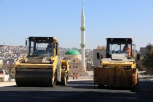 Şanlıurfa’da yeni açılan yollara asfalt dökülüyor