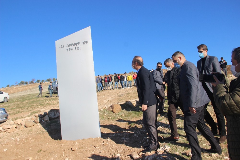 Vali Erin Göbeklitepe yakınlarındaki metal bloğu inceledi