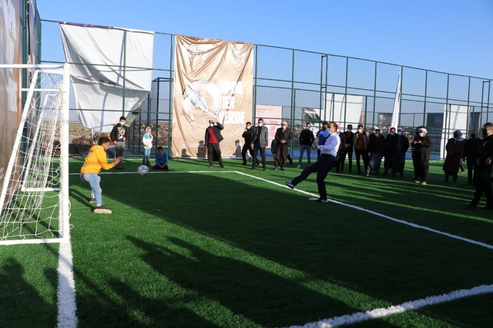 Vali, köylülerle halı saha maçı yaptı