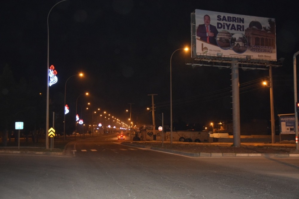 Viranşehir Belediyesi refüjleri ışıklandırdı