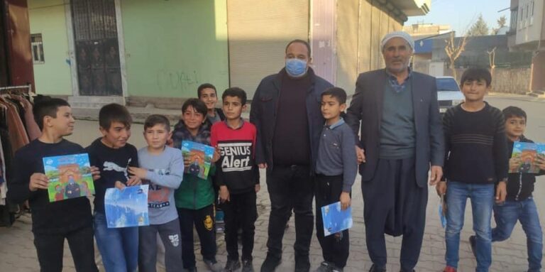 Viranşehir’de kitap dağıtımı