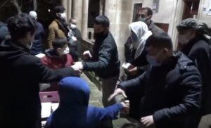 Viranşehir’de Ragaip Kandilinde simit ikramı