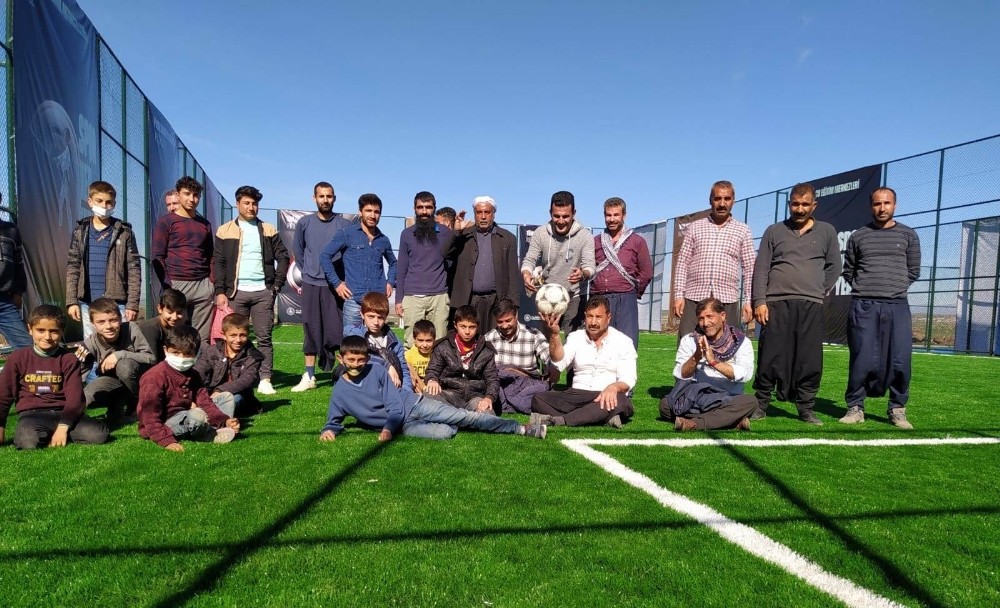 Viranşehir’de Yöresel kıyafetleriyle tenis oynayan mahalleliden Hülya Avşar’a davet