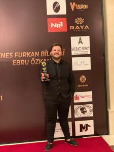 Şanlıurfa’da ilk kez düzenlenen ‘2021 Uluslararası Doğu Ödülleri’ töreninde ‘Doğunun en iyi çıkış yapan kuaförü’ ödülünü aldı