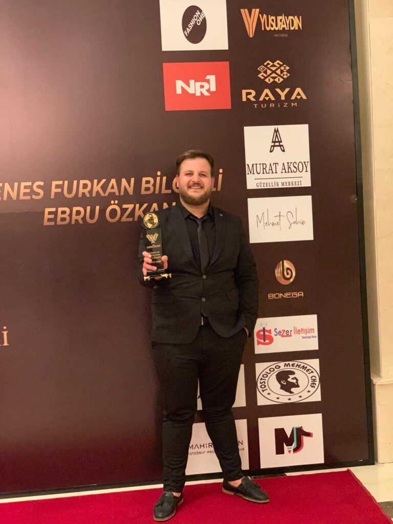 Şanlıurfa’da ilk kez düzenlenen ‘2021 Uluslararası Doğu Ödülleri’ töreninde ‘Doğunun en iyi çıkış yapan kuaförü’ ödülünü aldı