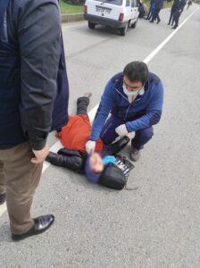 Yaya geçidinde anne ve oğluna otomobil çarptı