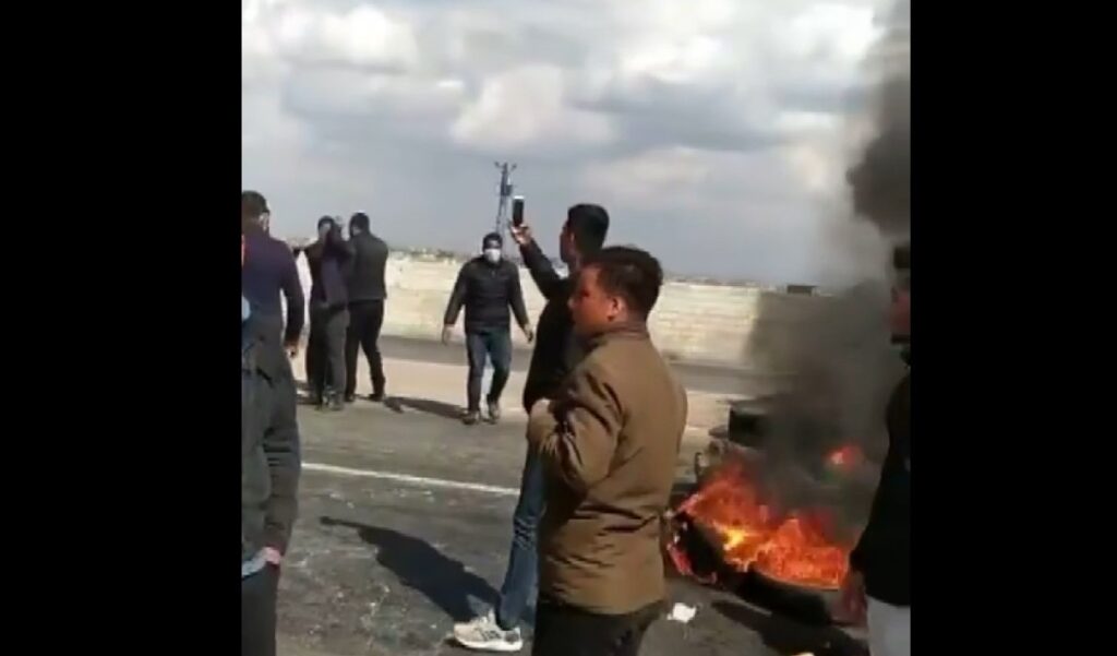 Şanlıurfa’da çiftçiler yolu trafiğe kapattı