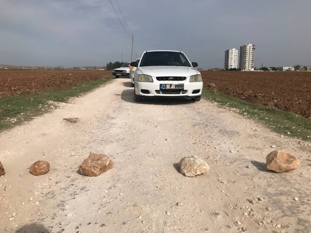 Şanlıurfa’da Çocuklar taşlarla gelin arabalarının önünü kesiyor