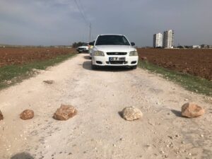 Şanlıurfa’da Çocuklar taşlarla gelin arabalarının önünü kesiyor