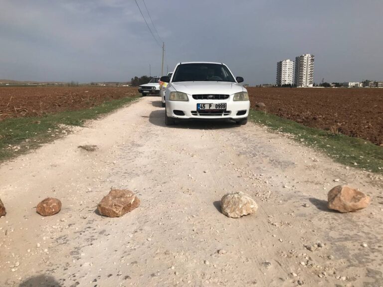 Şanlıurfa’da Çocuklar taşlarla gelin arabalarının önünü kesiyor