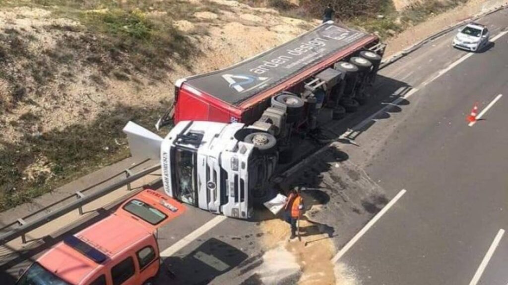 Şanlıurfa’da tır devrildi: 1 yaralı