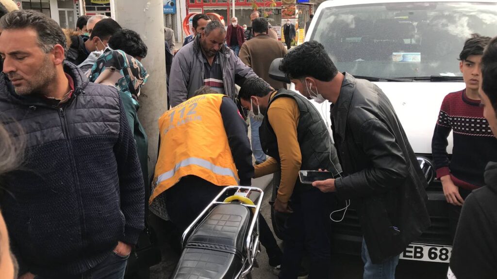 Şanlıurfa’da otomobilin motosiklete çarpmasıyla sürücü metrelerce sürüklendi