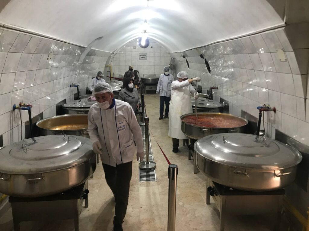 Şanlıurfa’da yardıma muhtaç aileler için aşevi yemek dağıtımına başladı
