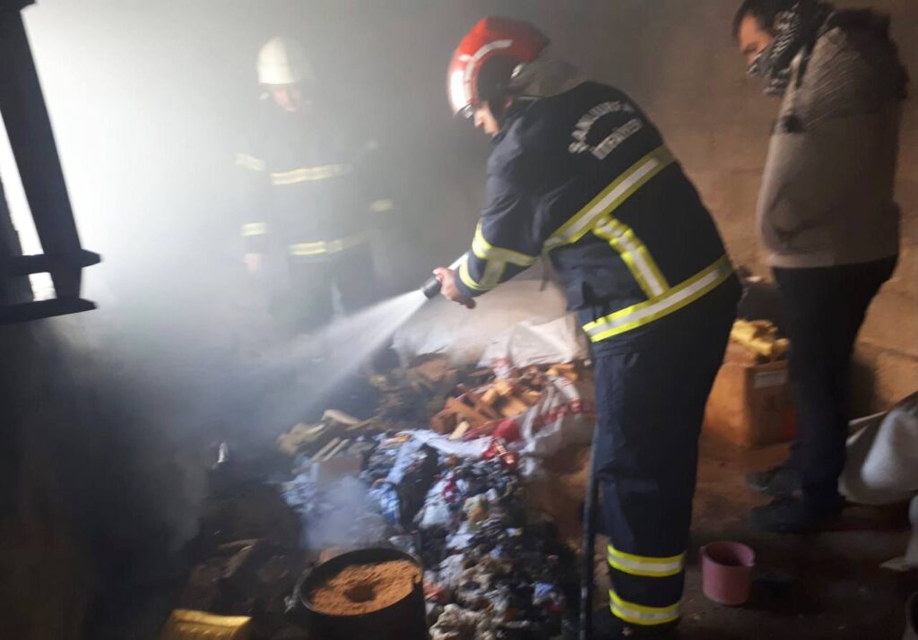 Urfa’da çocukların odunlukta ateşle oynaması sonucu odunluk küle döndü