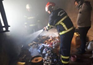 Urfa’da çocukların odunlukta ateşle oynaması sonucu odunluk küle döndü