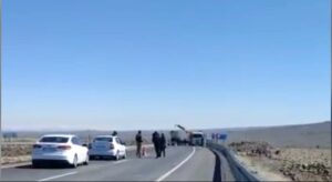 Şanlıurfa’da tır şarampole devrildi: 1 ölü, 1 yaralı