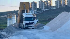 Şanlıurfa’da hafriyat kamyonunun elektrik tellerine temas etmesiyle şöför ağır yaralandı