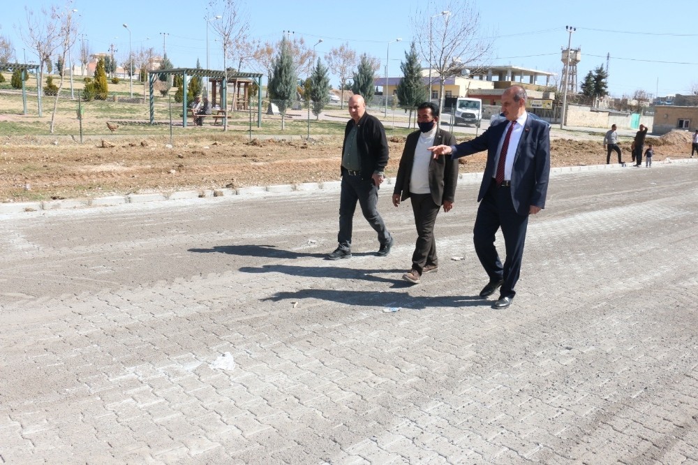 Akçakale’de bir mahallede daha yollar yenileniyor