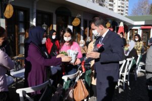 Baydilli kadınlarla bir araya gelerek çiçek dağıttı