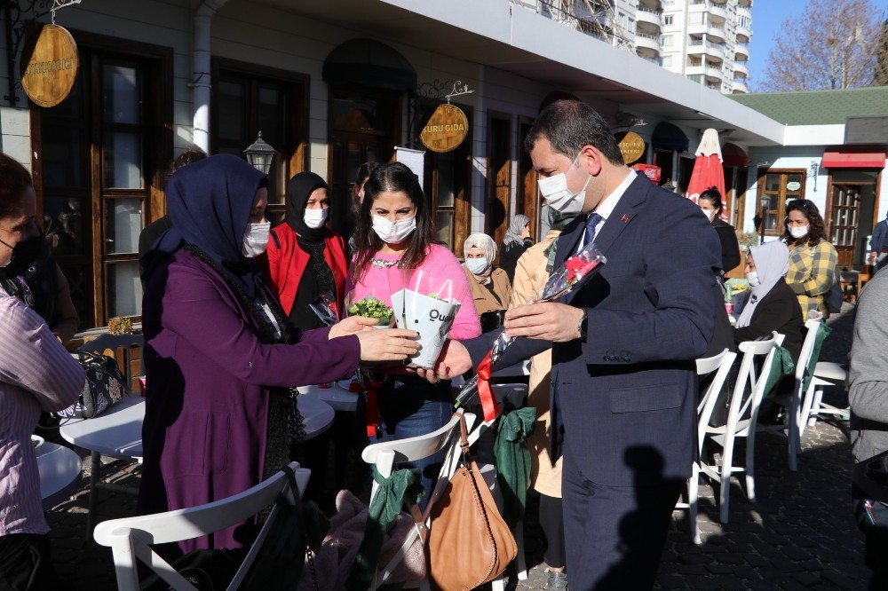 Baydilli kadınlarla bir araya gelerek çiçek dağıttı