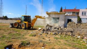 Ceylanpınar’da 44 metruk yapı yıkıldı