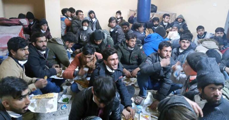 Şanlıurfa’da 82 kaçak göçmen yakalandı