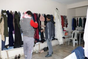 Karaköprü’de ihtiyaç sahipleri mağazada giyiniyor