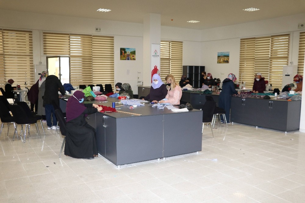 Karaköprü’de kadınlar giyim kursunda meslek öğreniyor