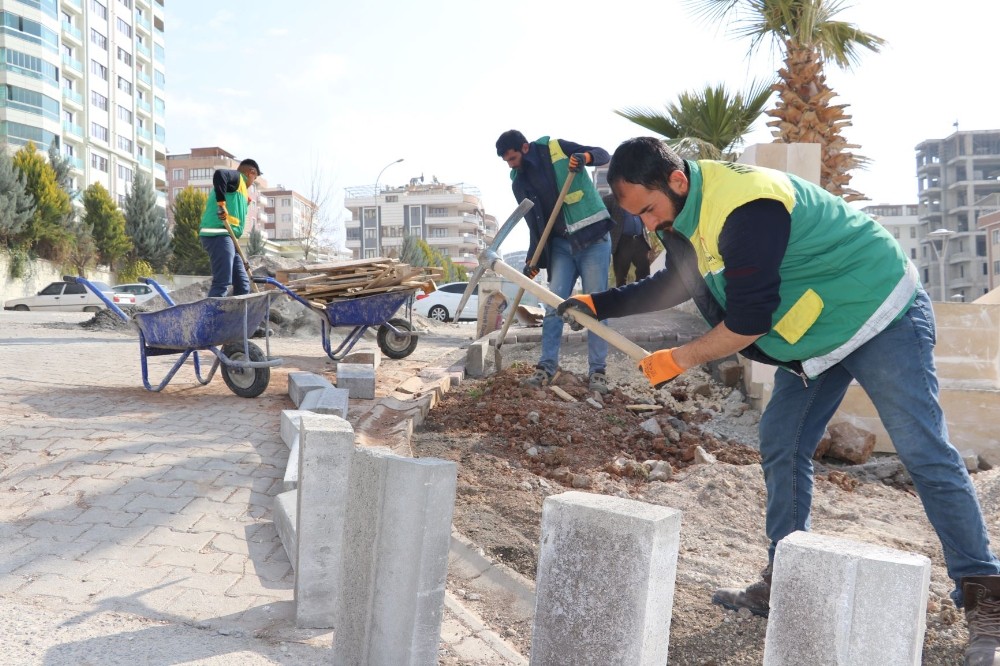 Karaköprü’de kilitli parke döşeme çalışmaları sürüyor