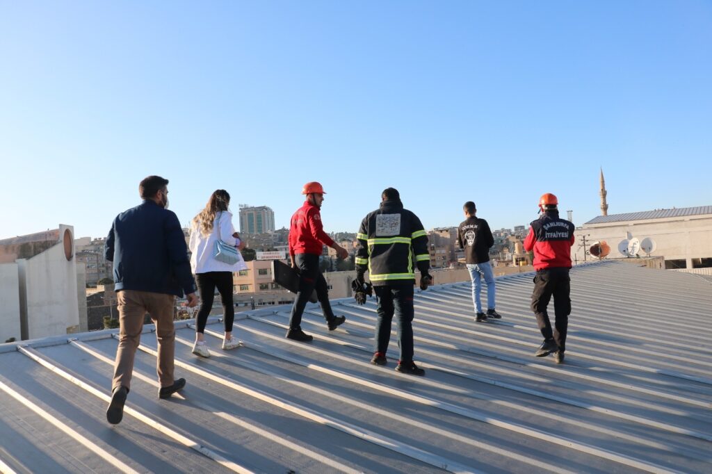 Şanlıurfa’da Ekipler mahsur kalan kediyi kurtarmak için seferber oldu