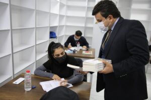 Şanlıurfa’da Gençlere Mehmet Akif Ersoy kitabı hediye edildi