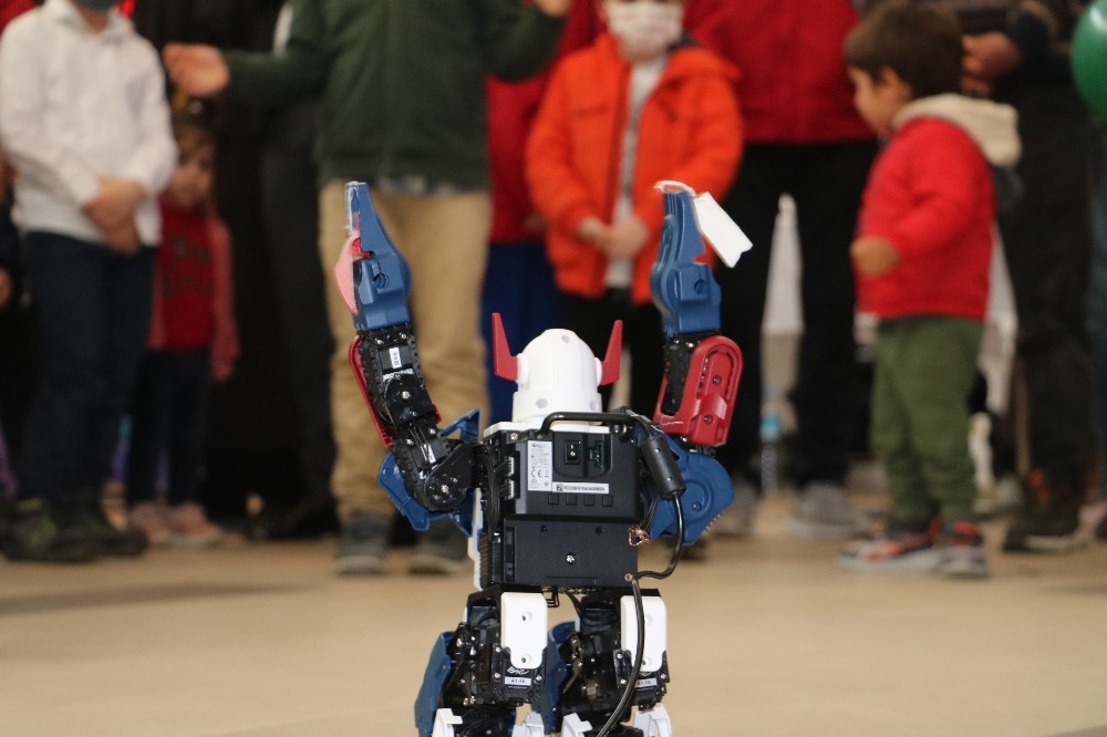 Şanlıurfa’da Halay çeken ve erik dalı oynayan robotlar ilgi odağı oldu