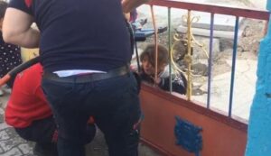 Şanlıurfa’da Kafası demir korkuluğa sıkışan çocuğun imdadına itfaiye yetişti