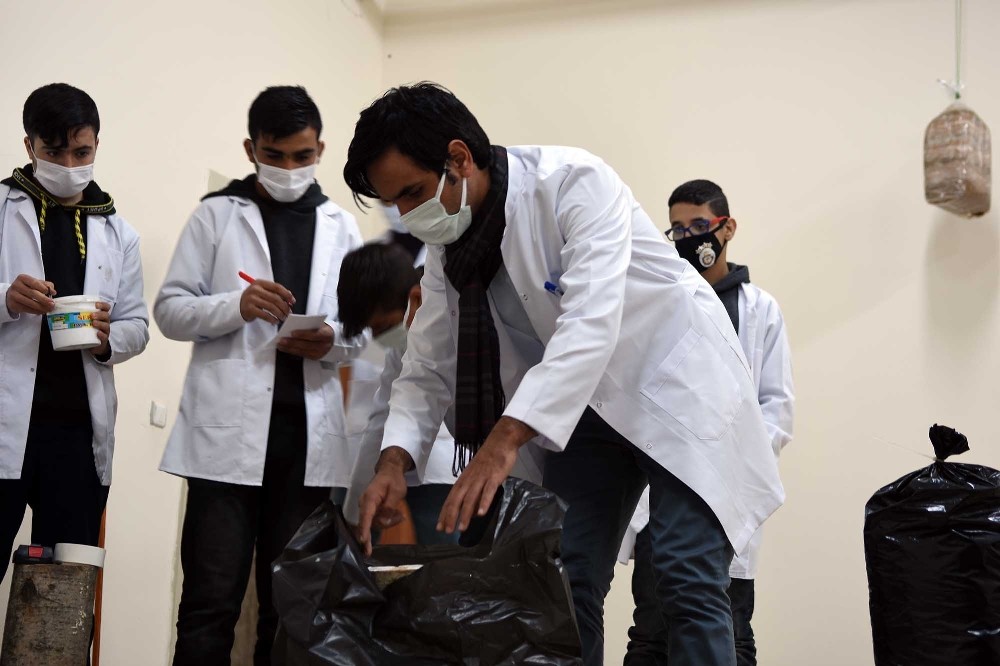 Şanlıurfa’da Öğrenciler okulun bodrumunda mantar yetiştiriyor