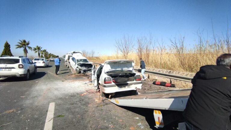 Şanlıurfa’da otomobiller kafa kafaya çarpıştı: 6 yaralı