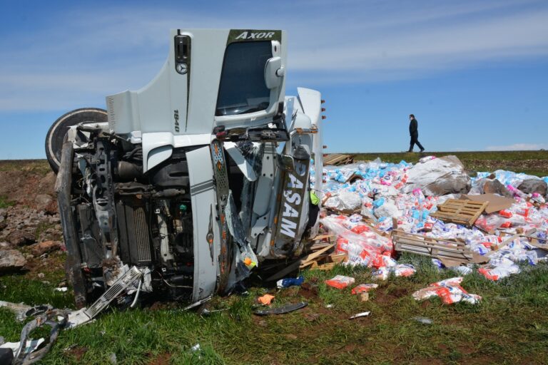 Şanlıurfa’da tır şarampole devrildi: 1 ölü, 1 yaralı