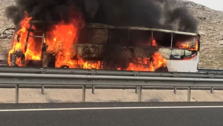 Şanlıurfa’da yolcu otobüsü alev alev yandı