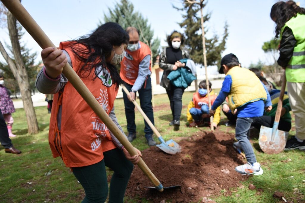 Siverek’te Minik eller fidanları toprakla buluşturdu