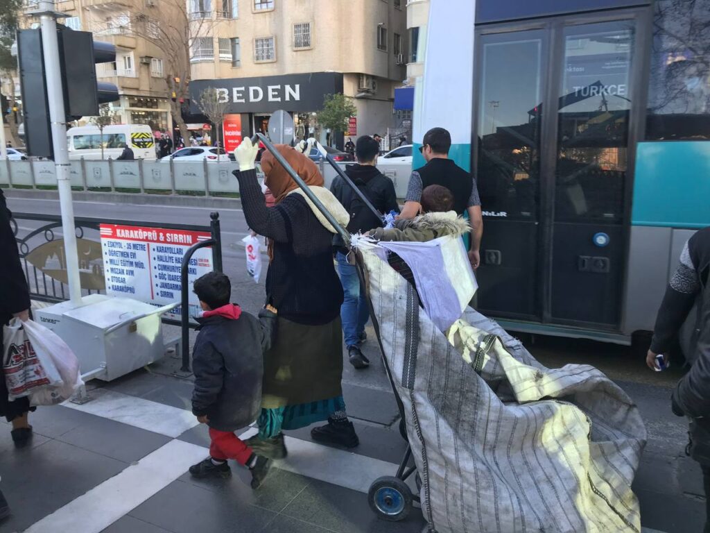 Şanlıurfalı ve Suriyeli anneler çocuklarıyla birlikte ekmeğini çöpten kazanıyor