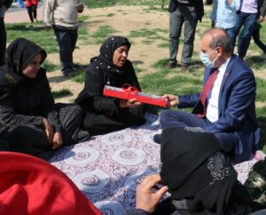 Yalçınkaya kadınlara karanfil dağıttı